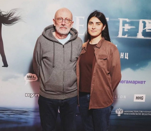 Александр Гордон с молодой супругой😅
Девушка моложе ...