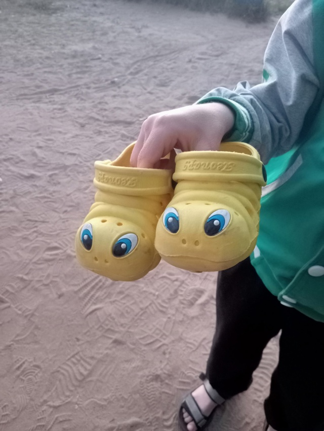 На площадке около морского дома, оставлены детские лад...
