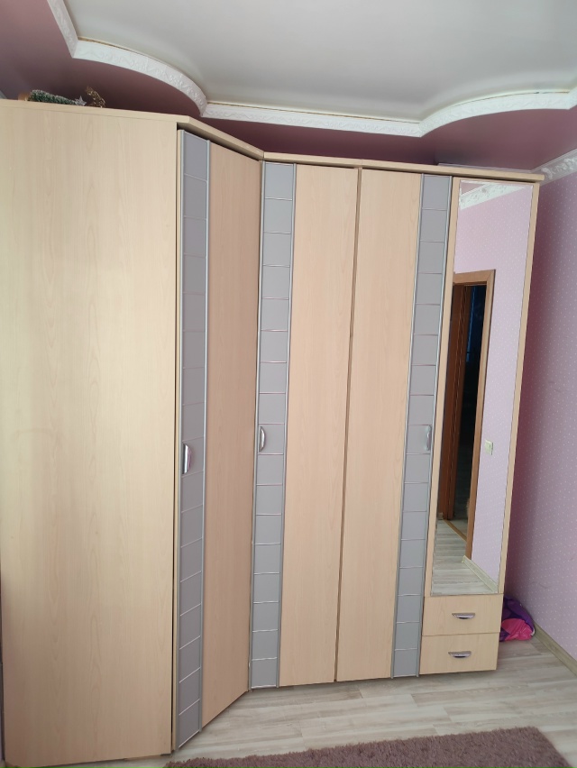 Продам шкаф. Угловой 90*90, пенал 40, платянный шкаф 80. Высо...