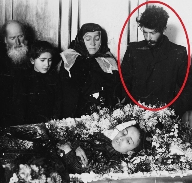 На фотографии, сделанной в 1907 году незадолго до смерти,...