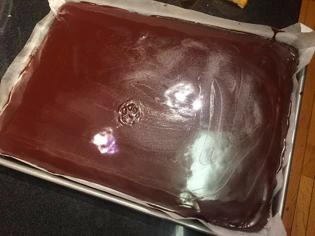 Хозяйка печёт торт, кошка – украшает. Командная работа...