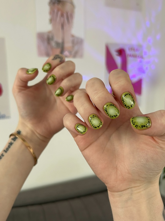 Сделала маникюр с киви ?