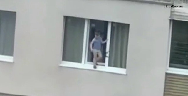 Где родители ребенка?
4-летний мальчик стоял в окне 9 эт...