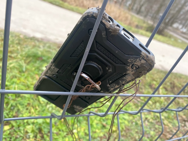 НАШЛИ ТЕЛЕФОН
ПРИВЯЗАННЫЙ К ПРОВОЛОКЕ ЗАБОРА У БАССЕЙ...