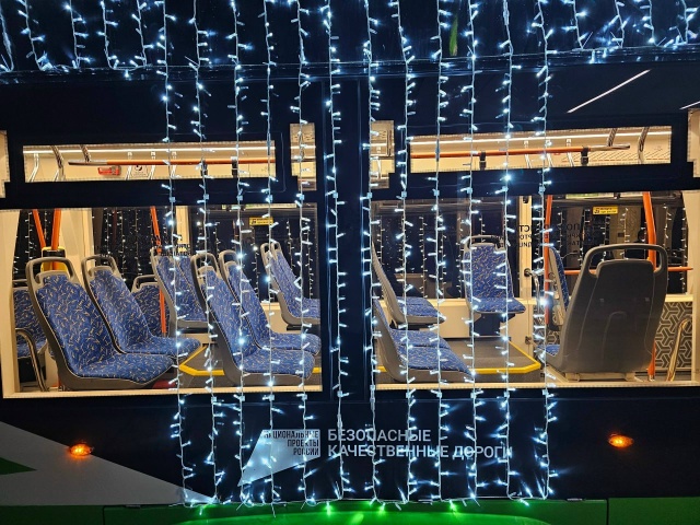 ? А вот и кадры новогоднего трамвая «Ветерок», которы?...