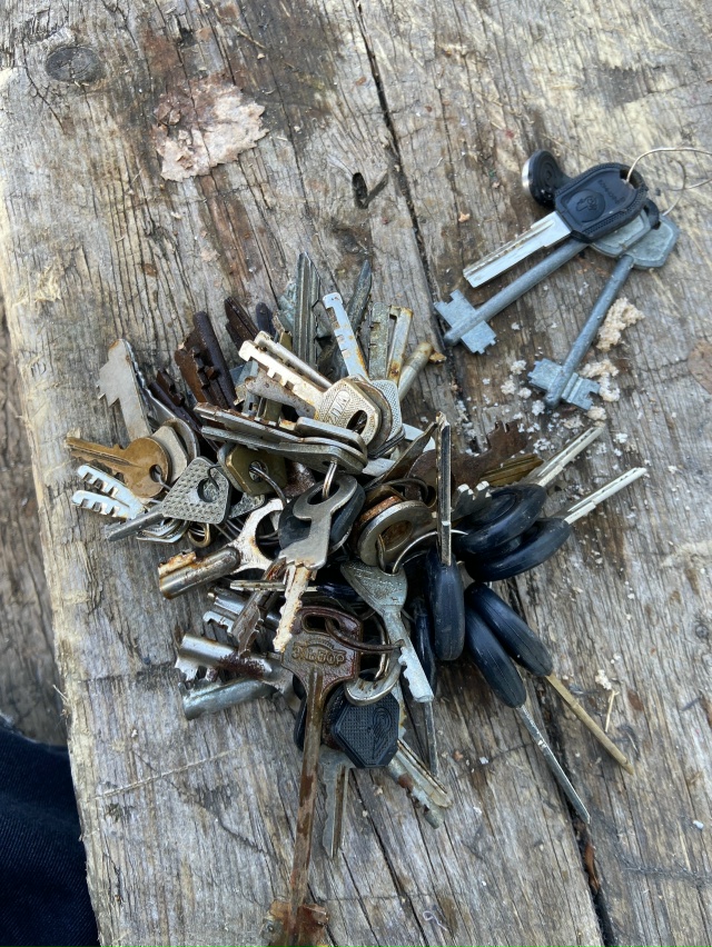 Нашли ключи, поле локомотив, лежат на ступеньках у корт...