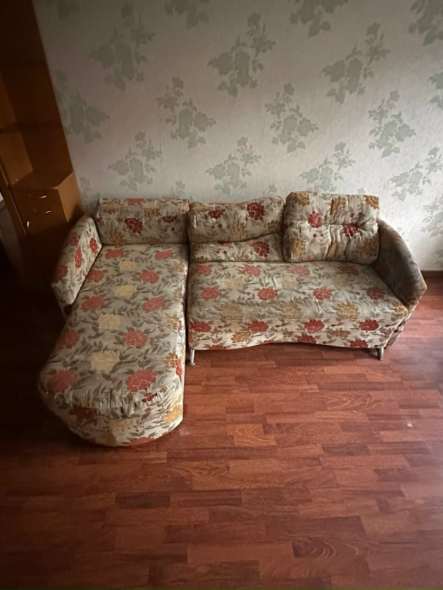 Продам мебель
Диван угловой бесплатно
Компьютерный с...