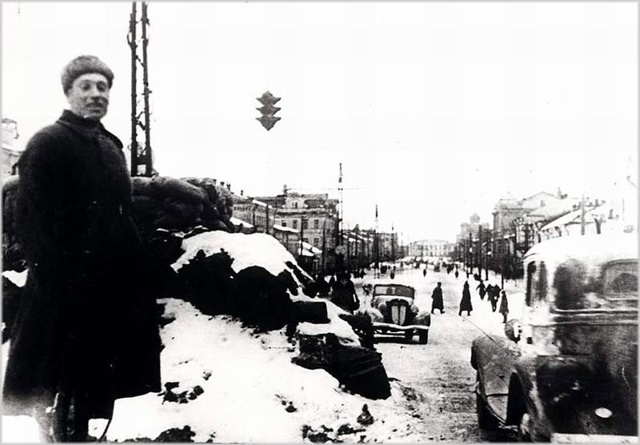 1) Расчет зенитного пулемета на защите г. Тулы.
2) Баррик...