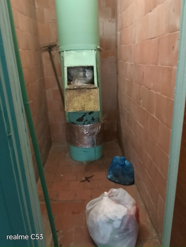 С Лесного бульвара 14 убрали мусорку, мусоропровод ,не ч...