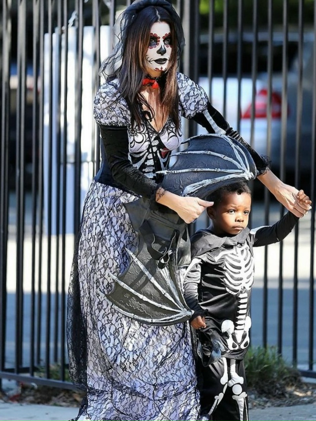 Сандра Буллок каждый год отмечает Хэллоуин по-семейно?...