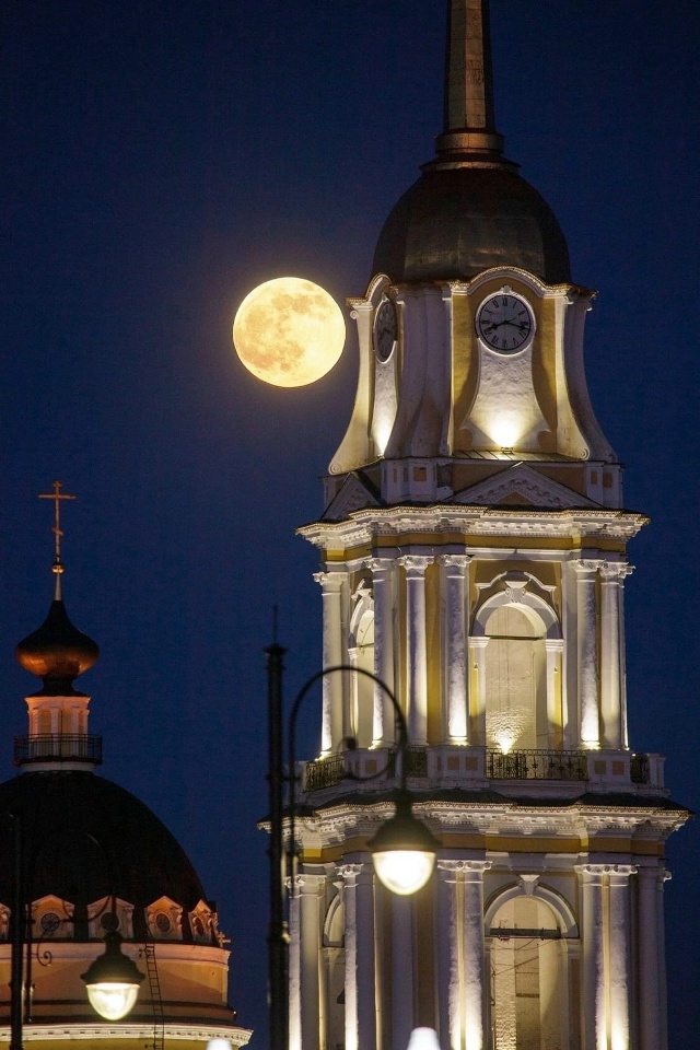 Полнолуние в Рыбинске 🌕 📷 Владимир Фролов