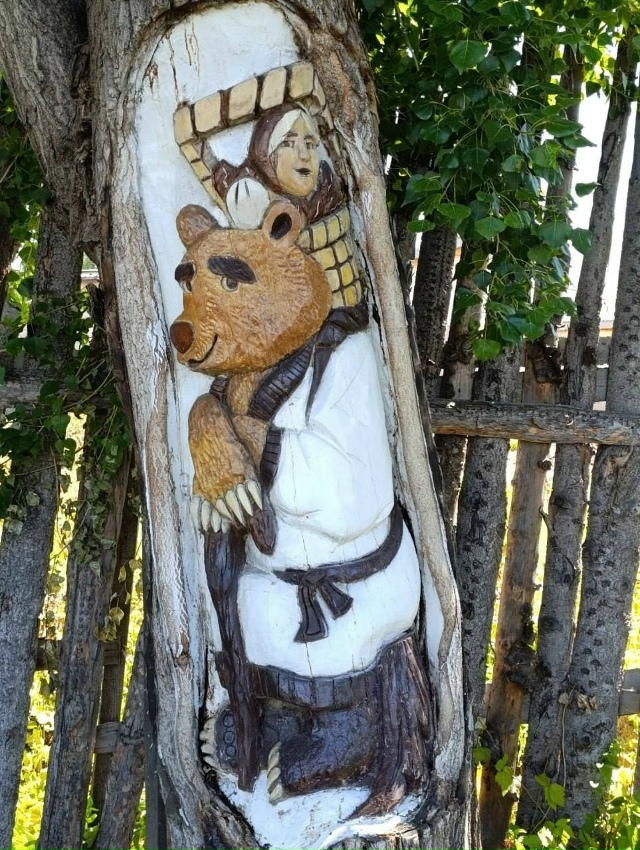 🌳 В стволах деревьев в Чайковском вырезали сказочные ...