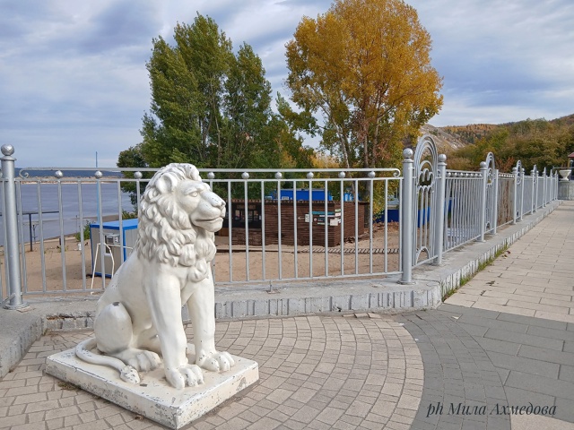 Несмотря на пасмурный октябрьский день четверга. ?
...