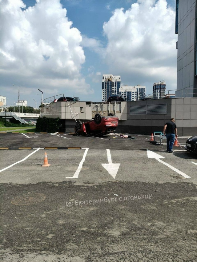 В Екатеринбурге автомобиль пенсионера оказался на кап...