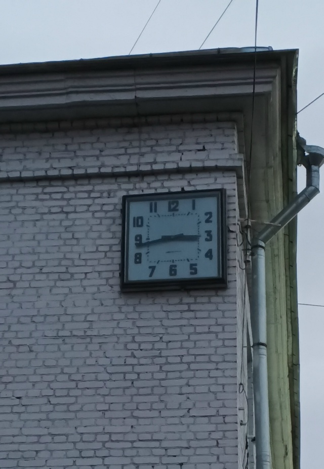 Такой вопрос.Может кто знает. Часы на здании почты не р?...