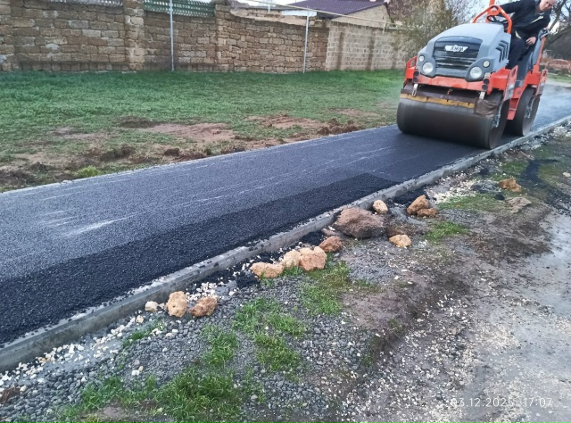 На улице Кошевого в Заозерном подрядчик начал укладку ...