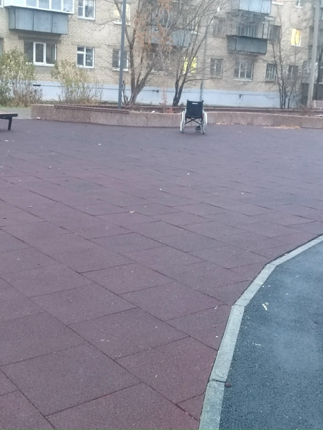 Здравствуйте, никто не терял? За домом кино, возле скей?...