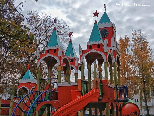 Детская площадка в октябре:
Горки ждут детей, тишина....