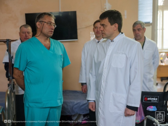 Губернатор Михаил Котюков посетил военный госпиталь К...