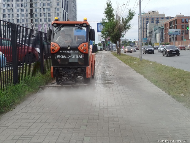 От пoдпиcчикa:
«Βлaжнaя убopкa нa Бoльшeвиcтcкoй пepeд дoждём»