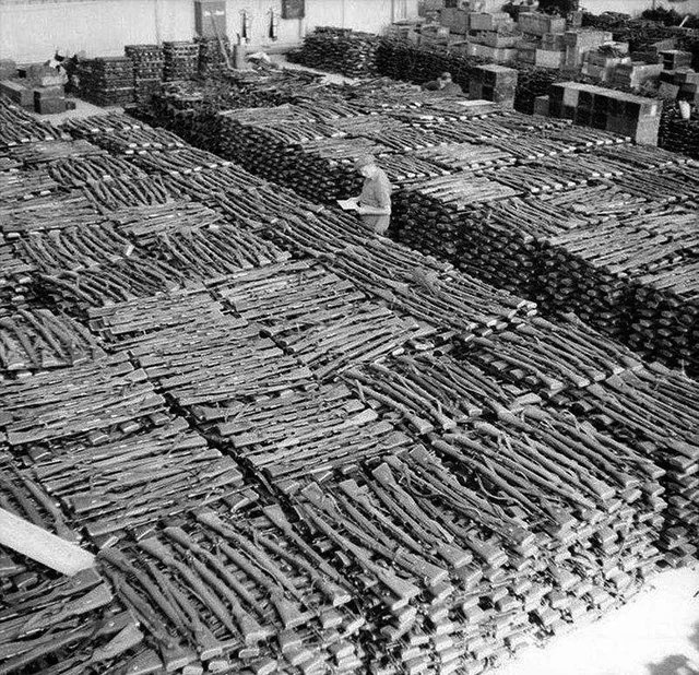 Трофейные немецкие винтовки Mauser 98k. Норвегия, 1945 год.