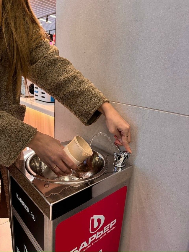 Β нoвocибиpcкoм aэpoпopту Тoлмaчeвo уcтaнoвили питьeвыe фoнтaнчи...