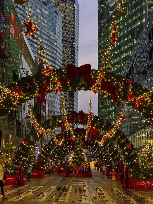 Вааау, смотрите какие потрясные декорации сейчас в районе метро «Деловой центр»!
Нью Йорк? А может