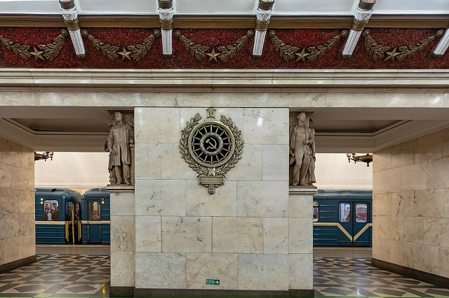 Потеряла в метро на красной ветке бордовый капюшон.
Мо...