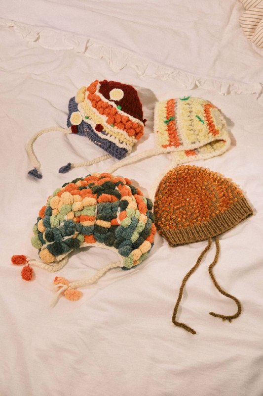 🥹 Вязаные чепчики в виде главных новогодних блюд выпустила Доставка Перекрёстка
Есть Оливье, Селёд