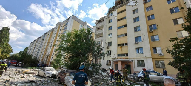 Момент взрыва в жилом доме в Саратове. Во дворе мужчина...