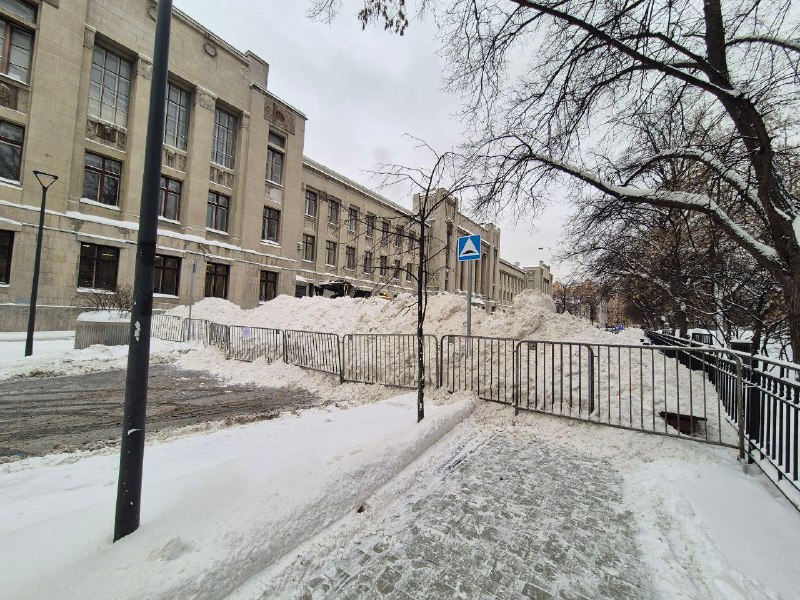 🥲 Великой Миусской Дюны больше нет Городские службы полностью вывезли весь снег.