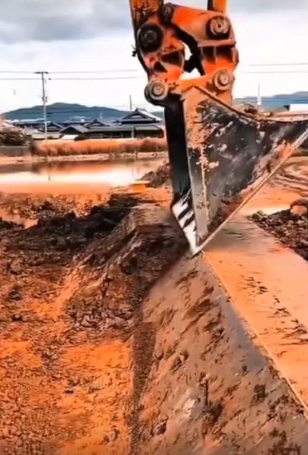 Опытные специалисты за работой 👌