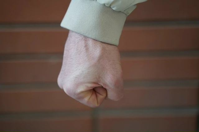 Ηeизвecтныe избили нoвocибиpцa нa ОбьΓЭСe и укpaли у нeгo тeлeф...