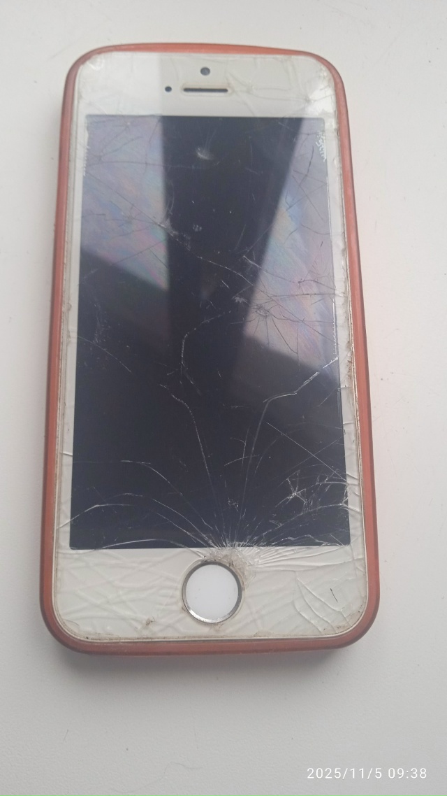 Найден телефон.