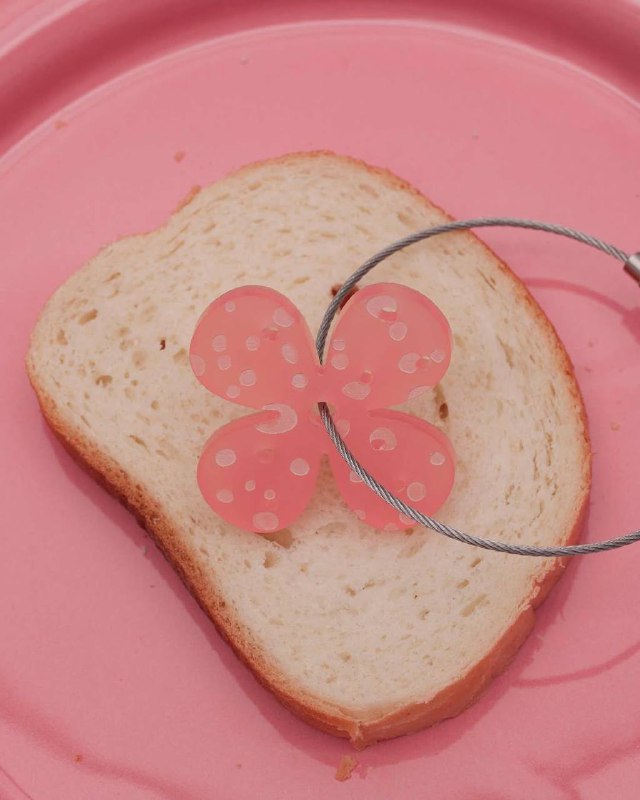 Лол, бренд alvaar выпустил подвеску-брелок в виде обрезанной колбасной попки. Цена — 1 500₽.
Даже к