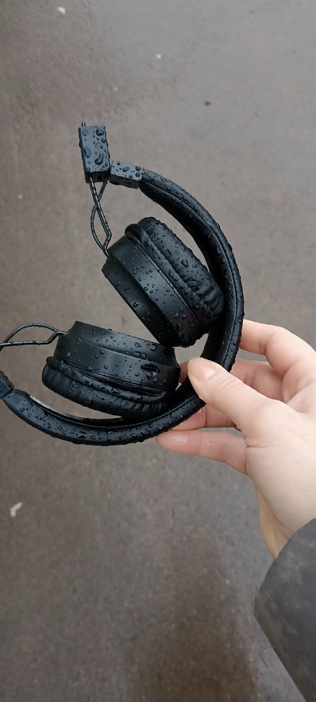 Найдены наушники у 1 школы на площадке, занесла охранни...