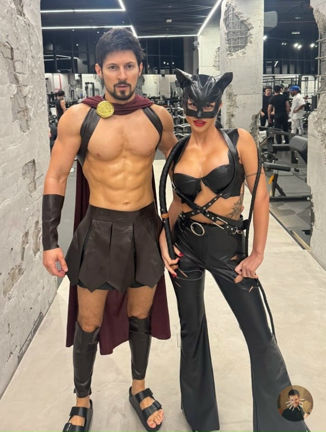 Павел Дуров примерил костюм спартанца на Хэллоуин и ок...