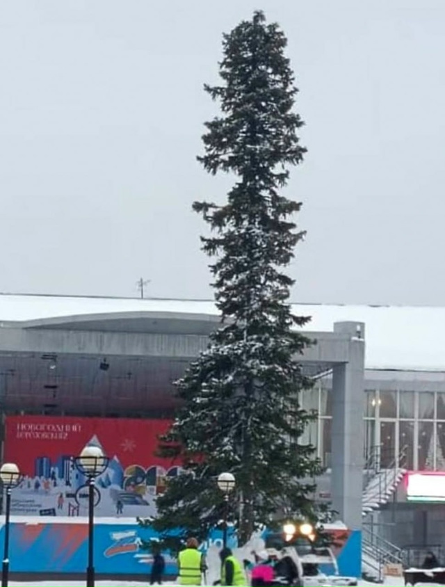 На центральной площади Берёзовского в Кузбассе устано...