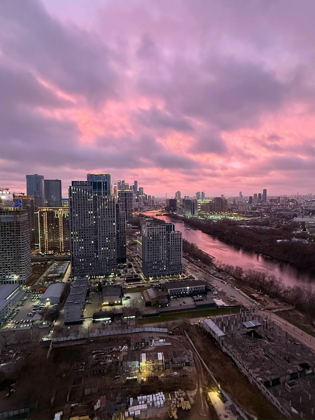 🌅 Розовый рассвет над Москвой стал предвестником рез?...