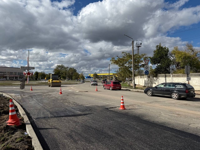 Сегодня приступили к укладке выравнивающего слоя доро...