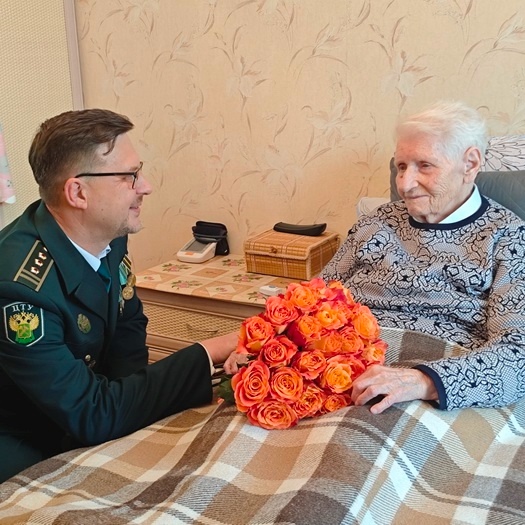 ❤‍Смоленские таможенники поздравили участницу Велик...