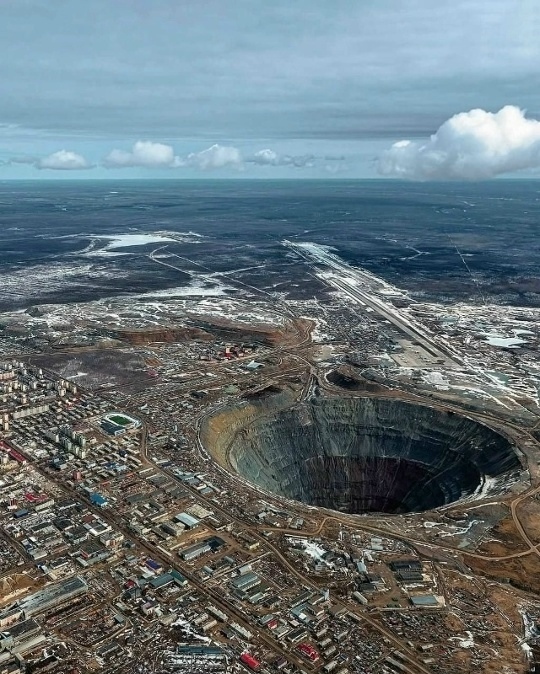 Мда. А город выглядит так, как будто там нашли чуму и бе?...