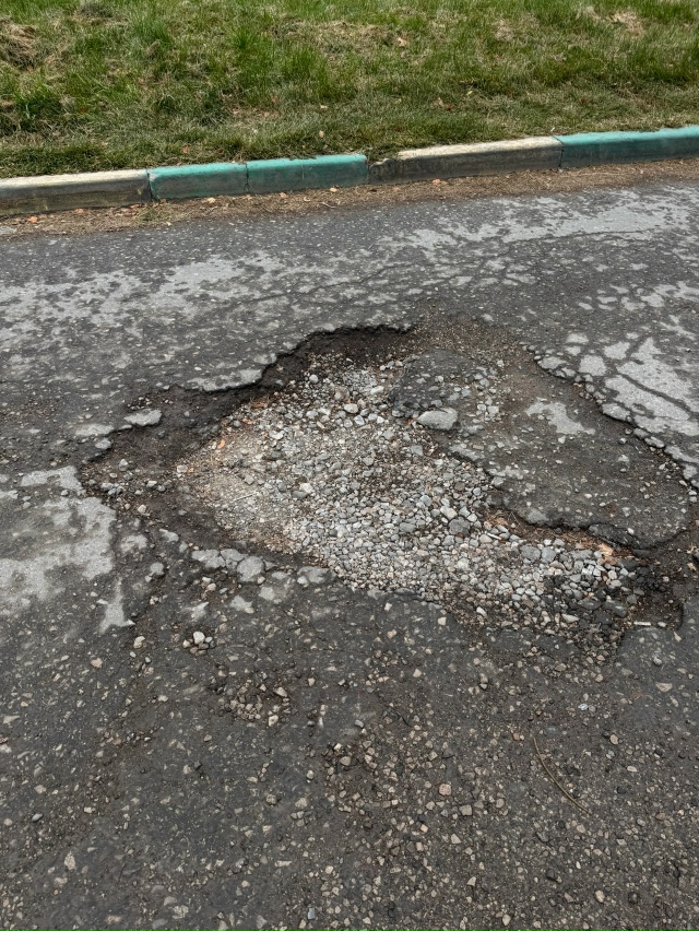 Металлургов 50 ямы огромные что вширь, что в глубину, ма?...