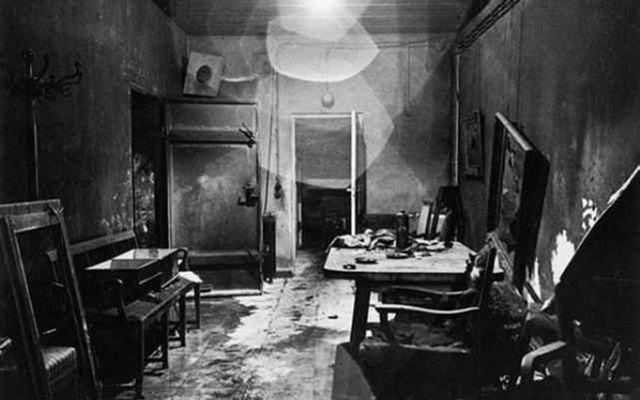 Бункep Гитлepa, 1945 год
Это первая фотография, сделанная ...