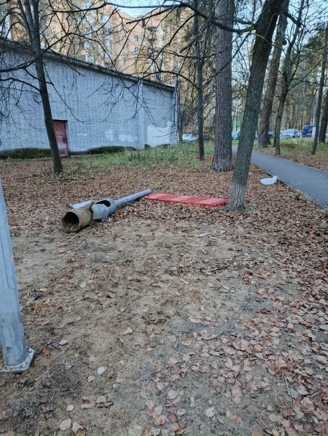 Новые фонари установили, а старые не надо убирать?! Что ...