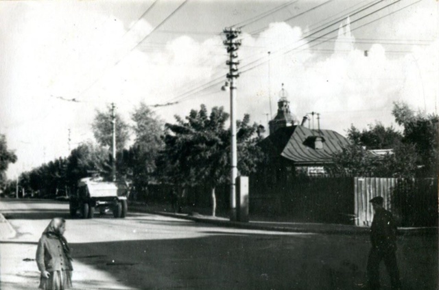 1) Улица Луначарского
1965
2) Перекресток улиц Луначарск?...