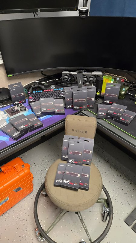 Парень заказал два SSD от Samsung, но вместо пары штук получил две полные коробки дисков: их общая с