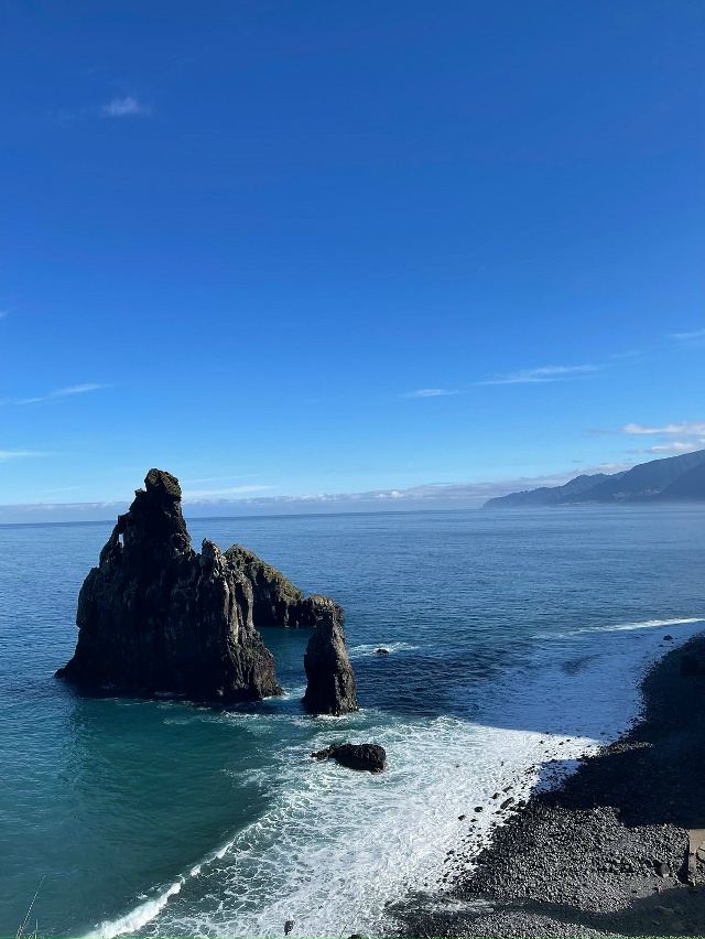 🌍 Рибейра да Жанела
На севере Мадейры, где волны Атла?...