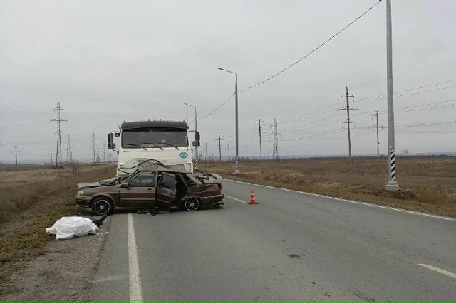 ? Трагедия на дороге: под Новотроицком КамАЗ смял ВАЗ ...