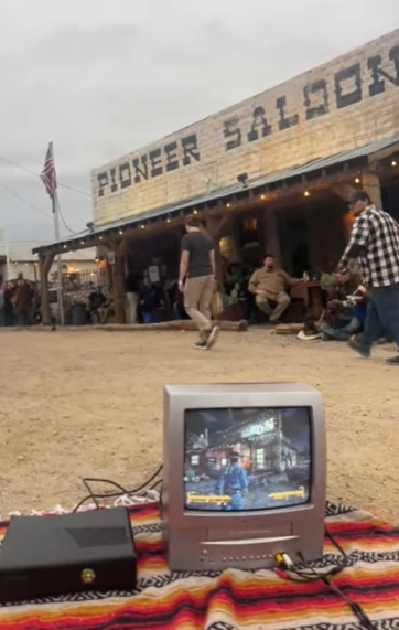 Фанат сыграл в Fallout: New Vegas у салуна в реальном городе Гу?...